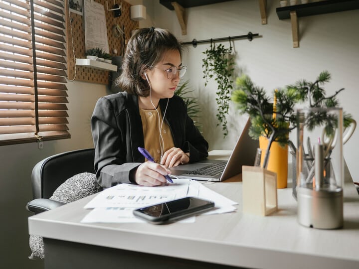 Vrouw die haar natuurkunde huiswerk aan het maken is.