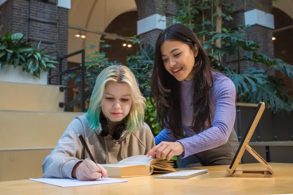 Meisje geeft bijles aan iemand anders